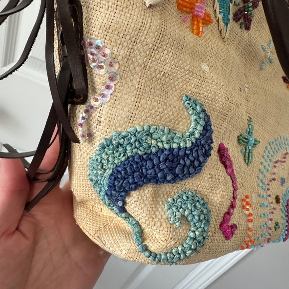 Charm and Luck Straw/Leather Summer Tote/Bag w/Side Fringe/Magnetic Closure - Picture 3 of 16